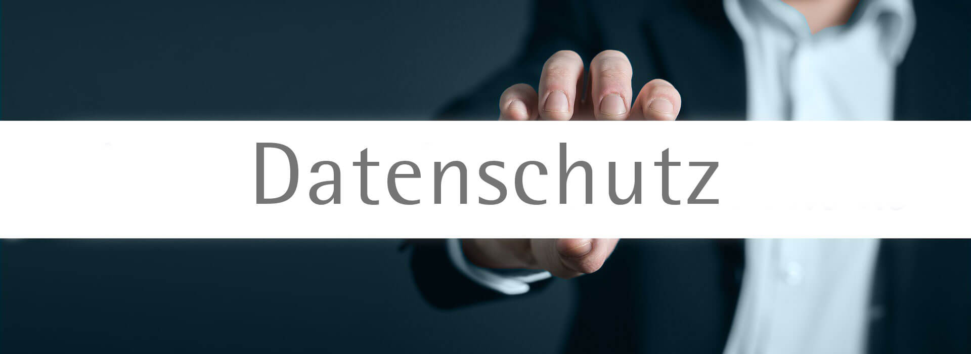 Person im Anzug hält den Schriftzug Datenschutz hoch