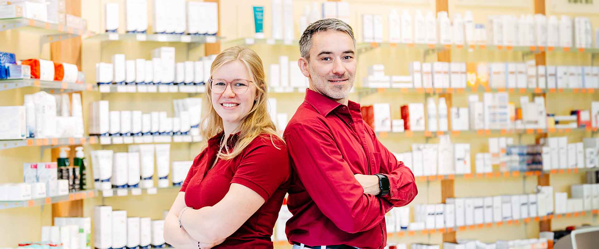Zwei freundliche Apothekenmitarbeiter in der Apotheke